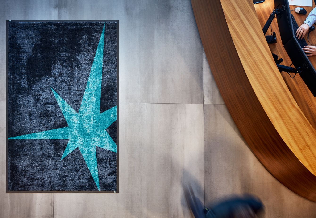 Ein Ille-Teppich vor dem Tresen im Foyer