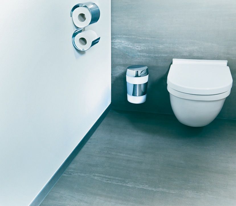 Der Wave Willy und Prima Diva in einem Toilettenraum. Die Produkte sind chrom.