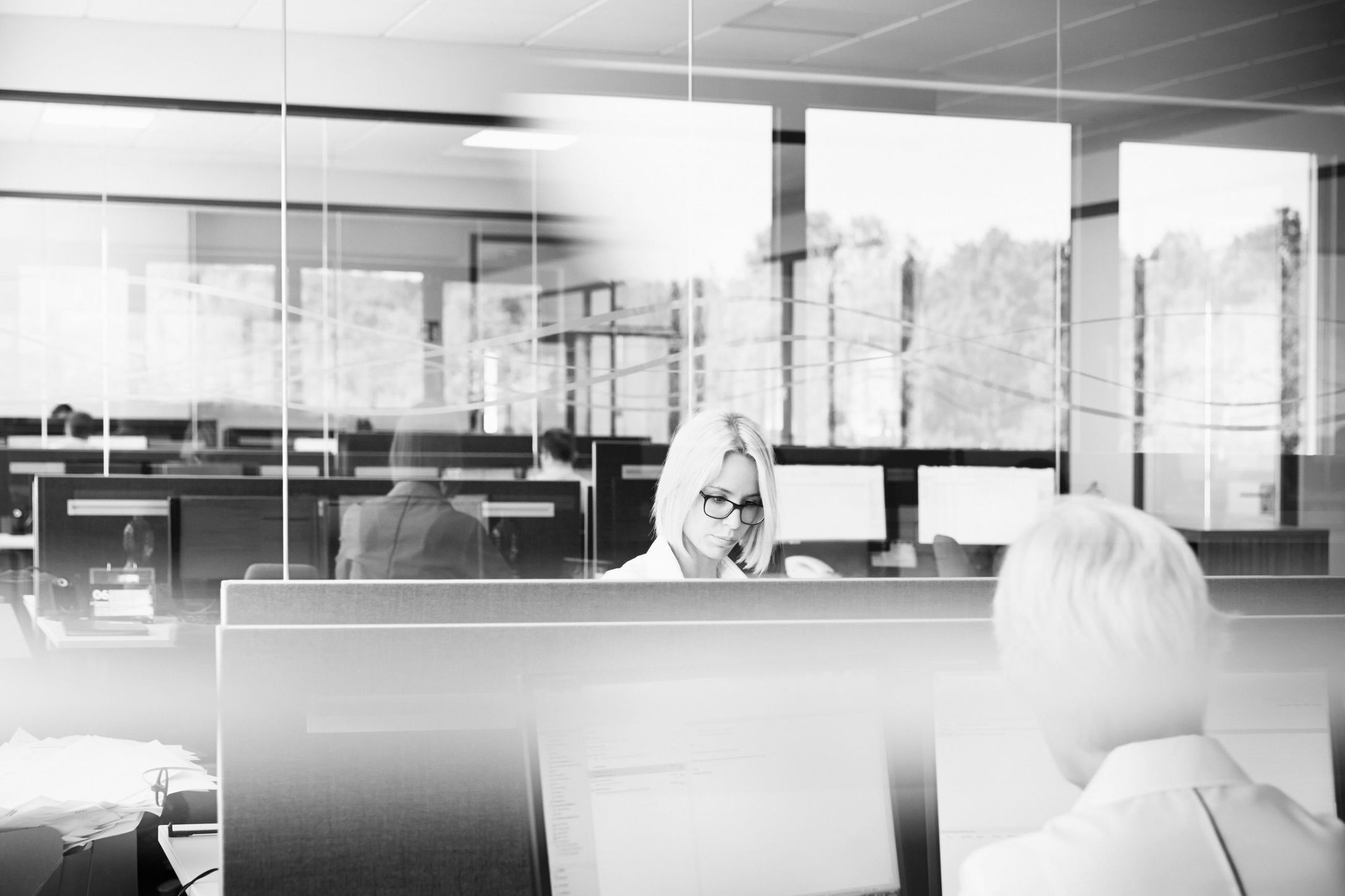 Ein Teil des Ille Büros. Zwei Mitarbeiter sind zu sehen