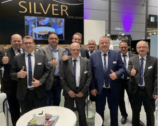 Ille Mitarbeiter auf einer Messe