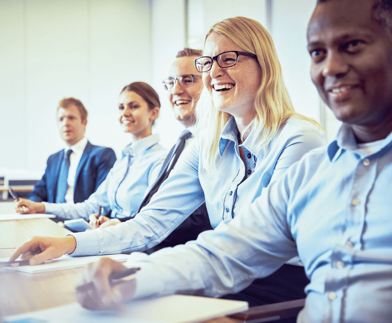 Mehrere Personen an einem Meetingtisch