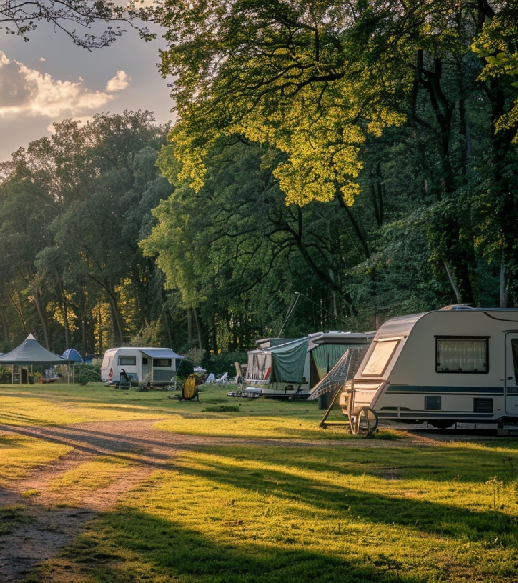 Ein idyllisches Campingplatzbild