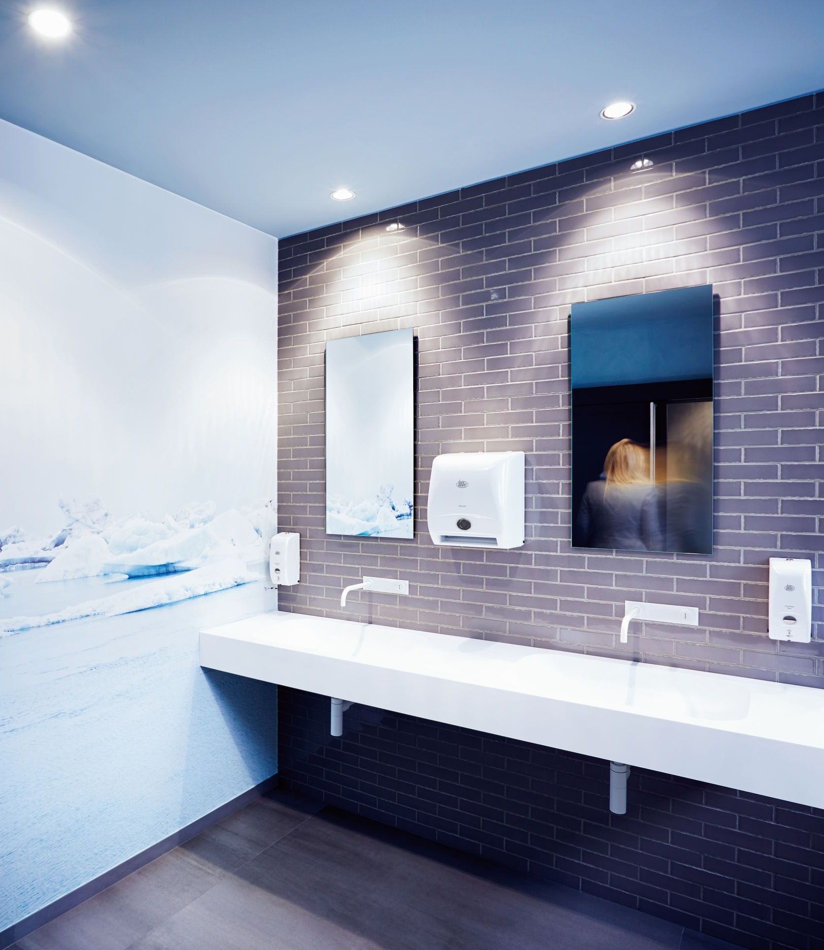 Paper Jack und Clean Attack in weiß hängen in einem Waschraum