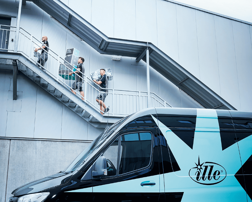 Ille Transporter; Personen gehen eine Treppe nach oben