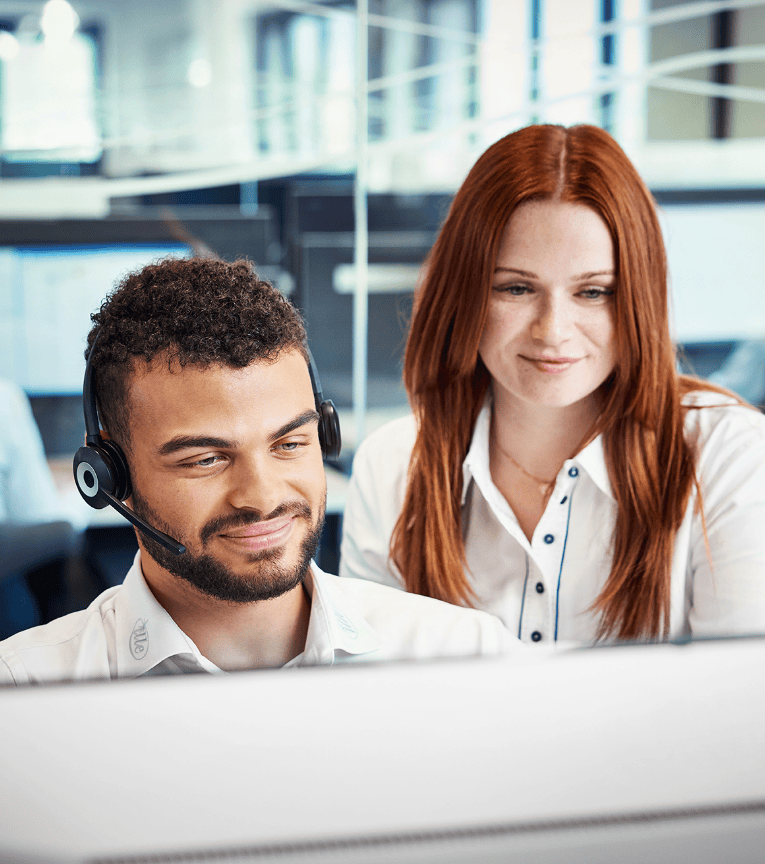 Bild von zwei Personen in der Hotline