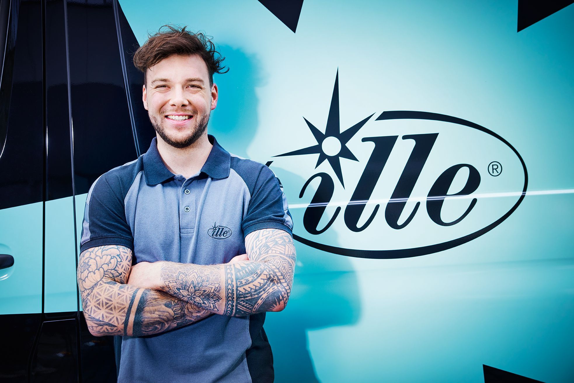 Řidič stojící před dodávkou