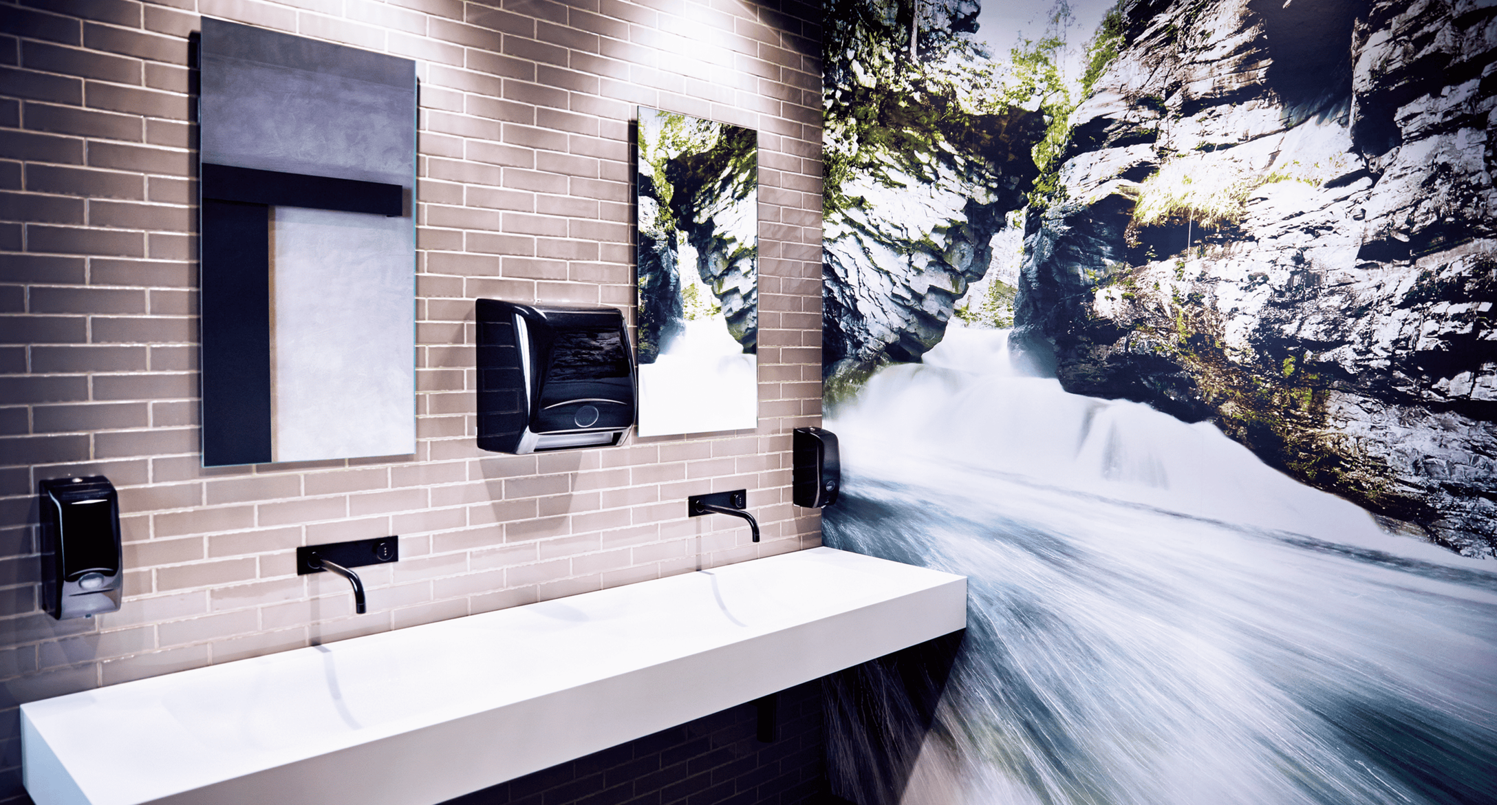 Zařízení Paper Jack a Clean Attack v černé barvě v umývárně