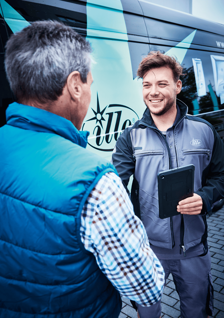 Zwei Personen vor einem Transporter