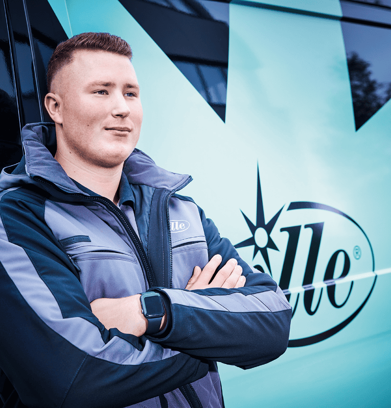 Eine Person lehnt an einem Ille Transporter