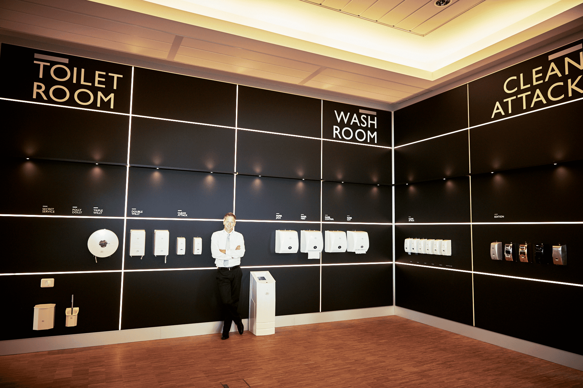 Ein Ille Mitarbeiter im Ausstellungsraum