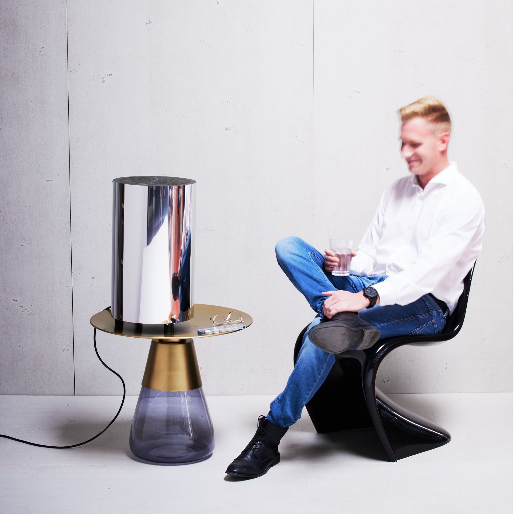 Zračni pojačivač na stolu. Jedna osoba sjedi pored njega.