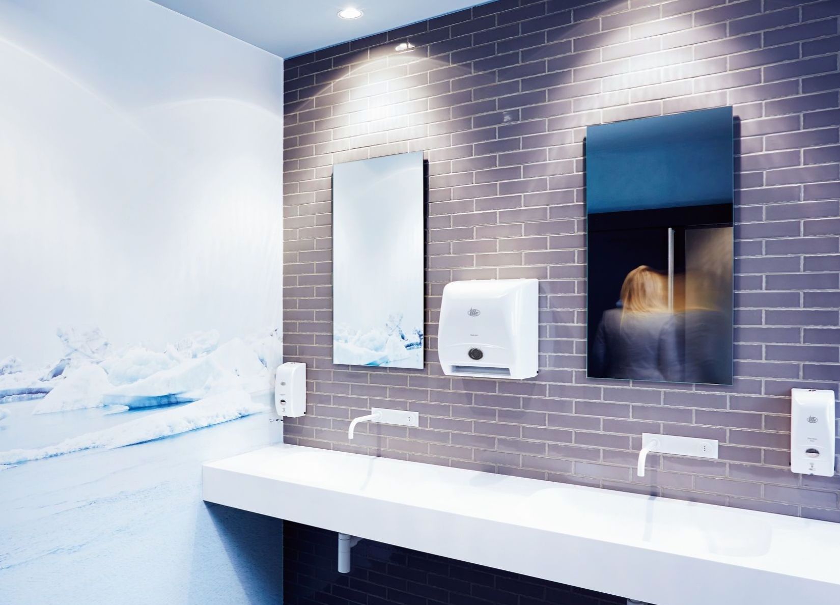 Een witte Paper Jack en Clean Attack in een sanitaire ruimte