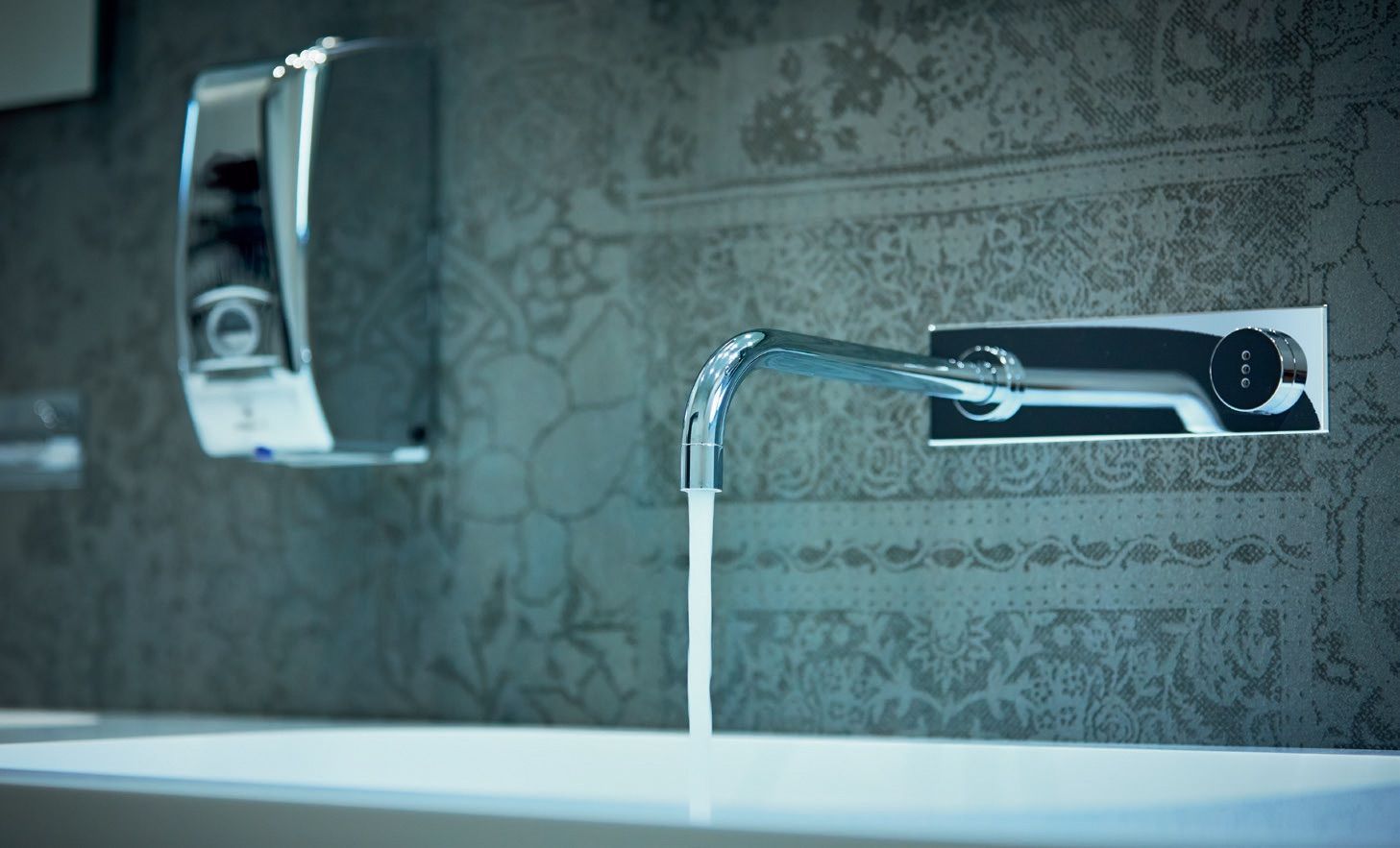 Een apparaat van Clean Attack in chroom in een toiletruimte