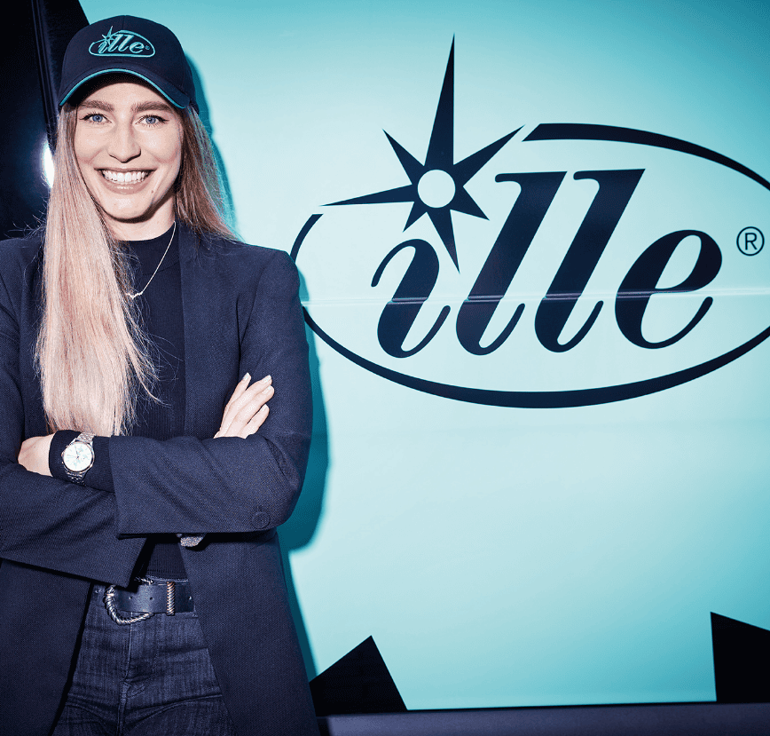 EIne Person vor einem Ille Transporter