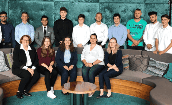 Bild von Azubis im Foyer